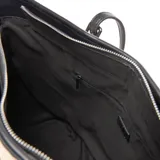 Cartera tipo tote de diseño estructurado, confeccionada en material símil rafia con detalles y asas largas de cuero sintético negro.