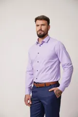 Camisa de vestir lila de Florenzi, corte slim fit, con cuello clásico y botones negros.