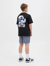 Remera negra de algodón con cuello redondo y mangas cortas. Estampado en la espalda con una ola estilo arte japonés y texto en caracteres orientales.