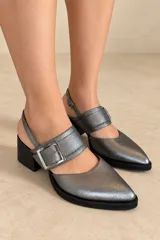 Zapato de cuero vacuno color gris claro con puntera fina, taco cuadrado de madera, capellada con textura animal print y tira ajustable en el talón.
