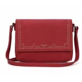 Bandolera David Jones de color rojo, con solapa frontal decorada con pequeñas tachas metálicas plateadas y correa ajustable.