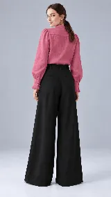 Blusa blanca de lino con cuello mao, mangas largas abullonadas, puños con volados y detalle de volado sutil en la cartera de botones frontal.