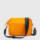 Cartera tipo bandolera de color celeste, con diseño acolchado horizontal, tres compartimentos exteriores con cierre y correa ajustable negra con logo de la marca.