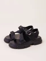 Sandalias negras con plataforma, tiras anchas de cuero sintético y ajuste con hebilla metálica.