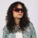 Lentes de sol con armazón de acetato negro de diseño geométrico y estilo envolvente, con cristales oscuros con protección UV400.