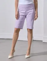 Bermuda color beige de gabardina elastizada, marca Zac & Rachel. Pretina ancha elastizada.