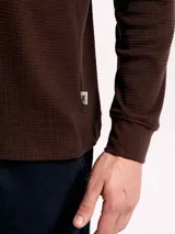 Camiseta térmica de manga larga con cuello redondo, confeccionada en tejido de punto tipo waffle en color beige.