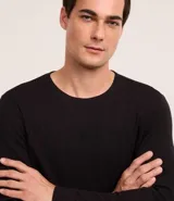 Remera de manga larga color blanco, confeccionada en tejido waffle texturizado, con cuello redondo y corte regular.