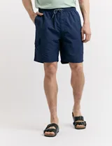 Short de baño verde agua con un bolsillo lateral con solapa y cordón ajustable en la cintura.