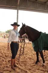 Bombacha de campo de gabardina azul con costuras reforzadas en color blanco, diseño tradicional con ajuste en la cintura.