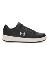 Championes Under Armour modelo UA W Official, de diseño urbano en color negro con detalles en blanco. Presentan una parte superior de cuero sintético duradero, cierre con cordones y una suela de plataforma estable con excelente tracción.