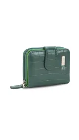 Billetera corta de símil cuero con textura croco, cierre perimetral y solapa con broche a presión. Cuenta con tarjeteros, visor, compartimento para billetes y bolsillo posterior con cierre.
