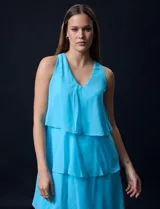 Vestido corto de gasa color amarillo, con escote en V, sin mangas y forro interno a tono.