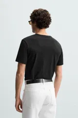 Camiseta slim fit de manga corta y cuello redondo, confeccionada en tejido de algodón con elasticidad.