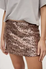 Falda corta de tiro medio con diseño de lentejuelas negras y silueta recta.
