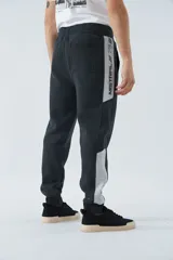 Pantalón de felpa negro con logo estampado y en goma, cintura ajustable y puños.