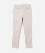 Pantalón slim de sastrería de color gris claro, confeccionado en sarga de algodón con elastano, con cierre frontal de botón y cremallera, y bolsillos.