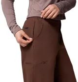 Pantalon de senderismo Columbia Granite Point Pant de color marrón, con tecnología Omni-Shield que repele la humedad y las manchas. Cuenta con corte recto, tiro medio, cintura parcialmente elástica y bolsillos para las manos.