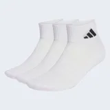 Pack de tres pares de medias soquetes Adidas, color blanco con logo de la marca en negro. Cuentan con plantilla con amortiguación para mayor comodidad.