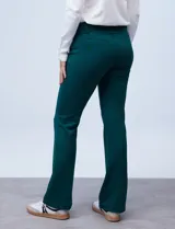 Pantalón negro de pierna ancha, marca Dictionary, confeccionado en tejido elastizado. Presenta pretina con pasadores, botón y cierre. Delantera con bolsillos y trasera con bolsillos simulados.