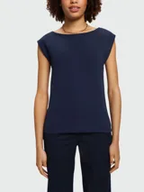 Blusa azul marino con escote barco y mangas cortas tipo casquillo.