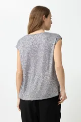 Top sin mangas color plateado con escote en V, completamente cubierto de lentejuelas.