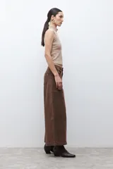 Jean culotte color chocolate, de corte ancho y tiro medio, con costuras verticales en la parte delantera y bolsillos laterales.