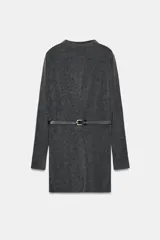 Vestido corto de tejido suave color gris oscuro, con cuello redondo y manga larga. Incluye un cinturón fino de efecto piel con hebilla metálica dorada.