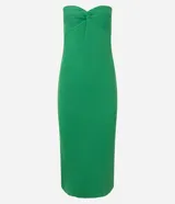 Vestido midi de punto color verde, sin breteles, con diseño ajustado al cuerpo y detalle torcido en el busto.
