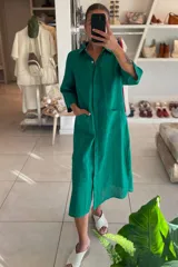 Vestido camisero midi color verde esmeralda de lino, con cuello camisero, mangas 3/4 y cierre frontal con botones.