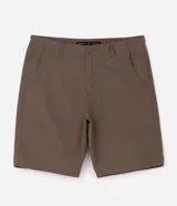 Bermuda masculina slim de sarga color marrón, de corte sastre con trabillas en la cintura, cierre tradicional, bolsillos laterales y traseros.