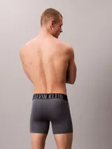 Pack de tres boxers largos Calvin Klein de microfibra, con talle medio y cinturilla elástica distintiva de la marca. Incluye un boxer rojo, uno gris y uno negro.