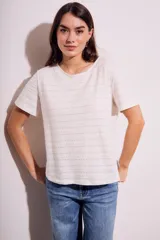 Remera blanca de manga corta con cuello redondo y textura de líneas horizontales con perforaciones.
