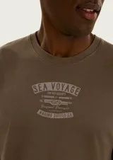 Remera de manga corta color beige con cuello redondo y diseño estampado en el pecho con el número 1880.