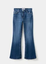 Jeans de denim azul oscuro con diseño flare, tiro alto, trabillas y cinco bolsillos.
