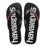 Sandalias tipo ojotas Havaianas modelo Top Logomania, color negro con estampado del logo de la marca en blanco y detalles en rojo en las tiras.