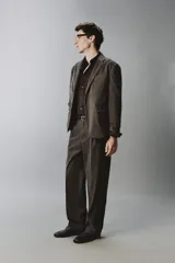 Blazer de corte relajado confeccionada en mezcla de algodón con acabado efecto lavado. Presenta cuello con solapas de muesca, cierre frontal con dos botones, bolsillo de vivo en el pecho y bolsillos con solapa en la cadera. Diseño sin forro interior con aberturas en la espalda.