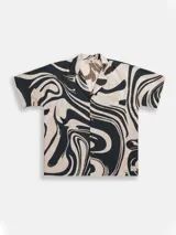 Camisa de manga corta con cuello tipo camp y estampado abstracto en tonos beige y negro.