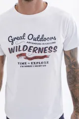 Remera azul marino de manga corta con pequeño estampado en el pecho.