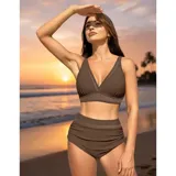 Conjunto de bikini azul de dos piezas, compuesto por un corpiño estilo triángulo con detalles de transparencia y una bombacha de tiro alto con fruncidos laterales y detalles translúcidos.