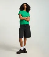 Remera tipo t-shirt de algodón, color beige claro, con cuello redondo y mangas cortas dobladas.