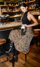 Falda midi de satén color bordó, con corte al bies y caída fluida.