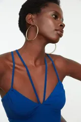 Body azul eléctrico con breteles finos y escote halter.