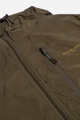 Campera de nylon negra, resistente y liviana, con cierre frontal y laterales con cierre, capucha ajustable, logo estampado, elástico en cintura y puños.