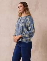 Blusa estampada con puntilla, marca Zac & Rachel. Cuello a la base, escote en V y lazo. Delantera con aplique de puntilla. Manga larga, aplique calado y puño elastizado.