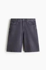 Bermuda de denim de algodón grueso color gris oscuro, con diseño clásico de cinco bolsillos, cierre de botón y cremallera, y perneras de corte relajado.
