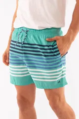 Short de baño azul con franjas horizontales en celeste y azul claro. Cuenta con cintura elástica ajustable con cordón, dos bolsillos laterales y uno trasero.