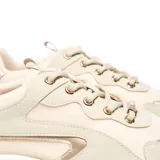 Zapatilla urbana de plataforma con diseño combinado en tonos beige y detalles metalizados en dorado. Presenta una capellada de material textil con refuerzos en símil cuero y gamuza, cordones al tono y suela de goma bicolor con base antideslizante.