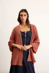 Saco tejido de punto con silueta oversize, color salmón, de manga caída y largo por debajo de la cadera.