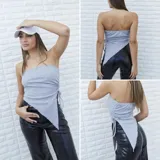 Top strapless de morley gris con diseño asimétrico en el bajo y fruncido lateral ajustable con cordones.